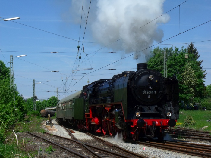 01 066 mit dem zweiten Zug des Tages Richtung Harburg beim Vorziehen zum Umsetzen an den Bahnsteig, am östlichen Stellwerk in Nördlingen fotografiert, um 12:00h am 16.05.2015