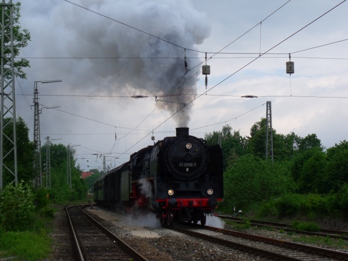 01 066 mit “Show- Schnellzug” Richtung Harburg, wieder eine tolle Ausfahrt Nördlingen, um 11:03h am 17.05.2015