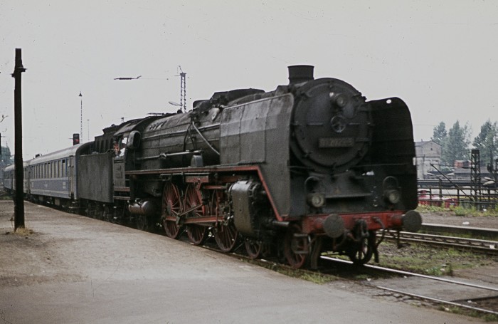 01 029 mit D 1275 einfahrend an den Bahnsteig in Dresden Hbf, 18.07.1976