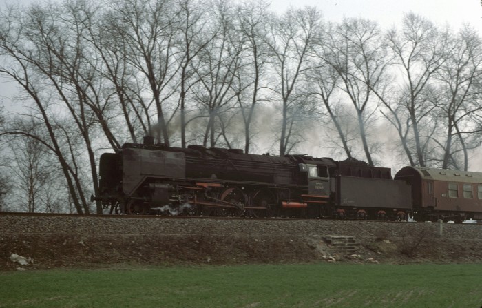 01 114 mit D 370 Pannonia, bei Elsterwerda, 18.03.1977