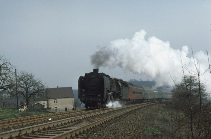 01 114 mit D 370 bei Oberau, 22.03.1977