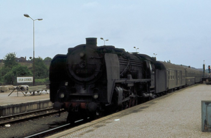 01 065 vor einem dieser D-Züge aus Dresden, einfahrend in Berlin-Lichtenberg, im Mai 1977