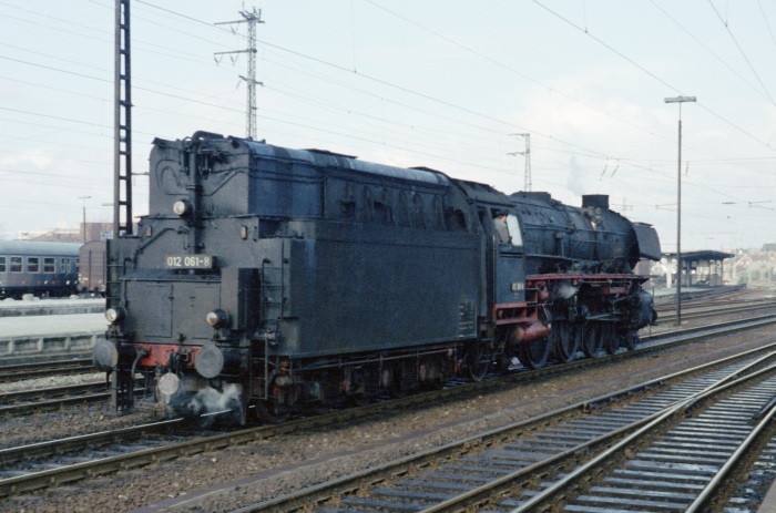 012 061 wartet auf D 735 in Rheine, 18.03.1975