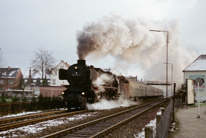 012 075 Eilzug Richtung Emden Ausfahrt Lingen, 18.03.1975