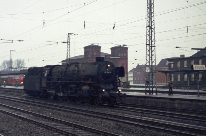 012 081 zieht vor vom E 3260 ab Richtung Bw, Bahnhof Rheine um 10:16h am 20.03.1975