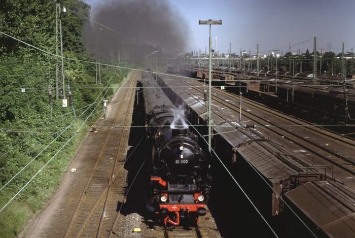 01 1100 mit Sonderzug am Harburger Rangierbahnhof, am 17.06.1988