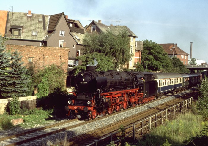 01 1100 mit Sonderzug D 26811 (Rundfahrt durchs Braunschweiger bzw. Salzgitter Land) Ausfahrt Wolfenbüttel, am 14.08.1988