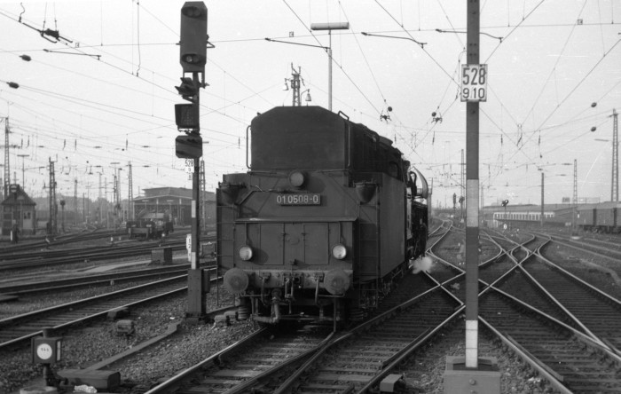 01 0508 D-Zug nach Berlin, Abfahrt in Hamburg-Altona, April 1973