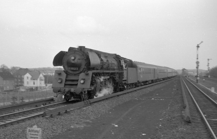 01 0502 D-Zug aus Berlin bei Nettelnburg, April 1973
