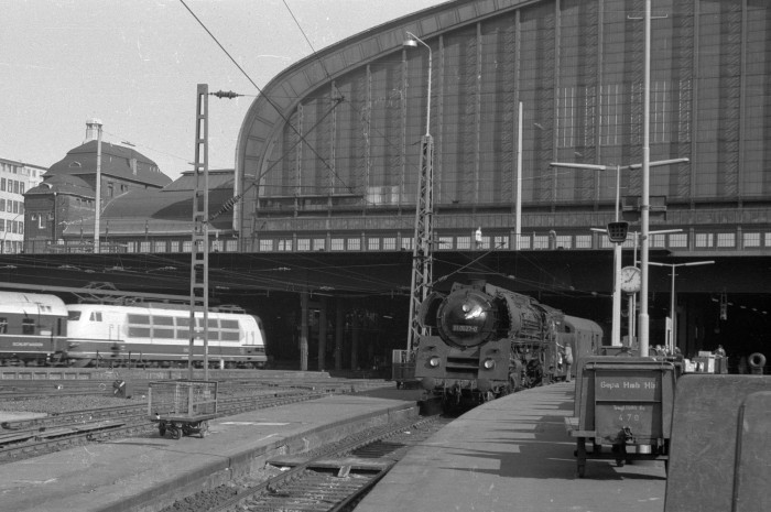 01 0527 im Hamburger Hauptbahnhof, Mai 1973