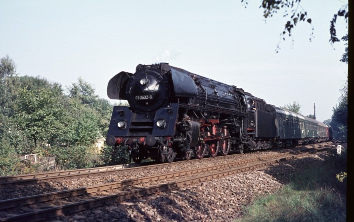 01 0532 D-Zug Richtung Hamburg vor Griebnitzsee, 30.09.1975