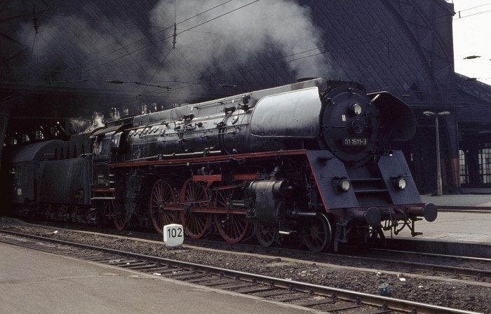 01 1511 mit D 370 Pannonia in Dresden-Neustadt, am 16.07.1976