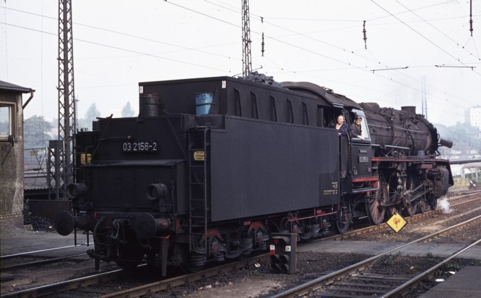 03 2156 setzt an D 451 in Dresden Hbf, 15.07.1976