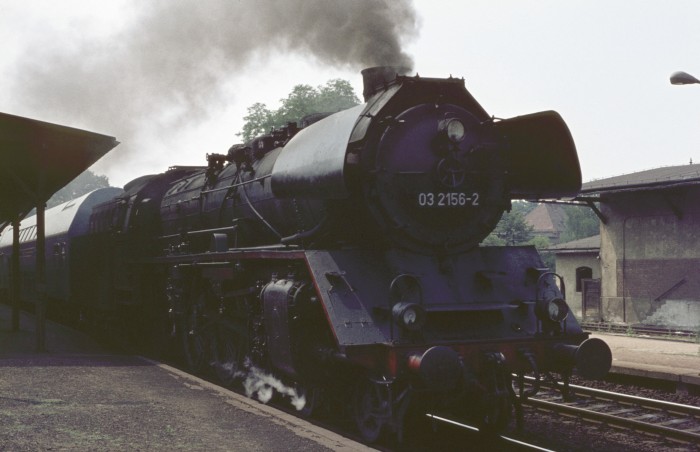 03 2156 mit 2teiligem Doppelstockwagenzug Richtung Bautzen durchfährt den Bahnhof Klotzsche mit einem ordentlich schnellen Tempo, um 12:05h am 16.07.1976