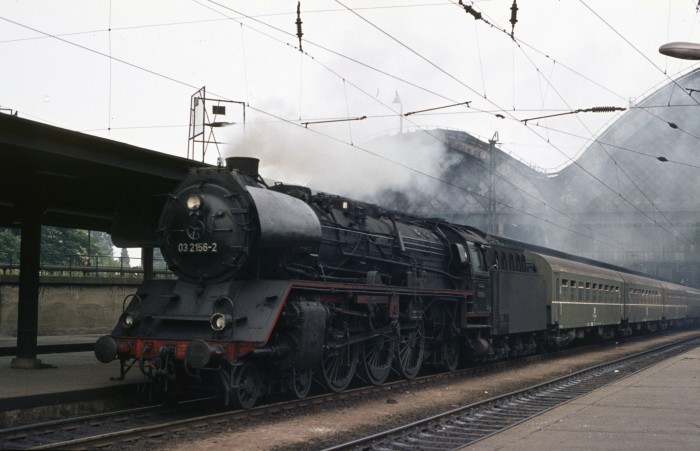 03 2156 vor P 3815 in Dresden Hauptbahnhof, 18.07.1976