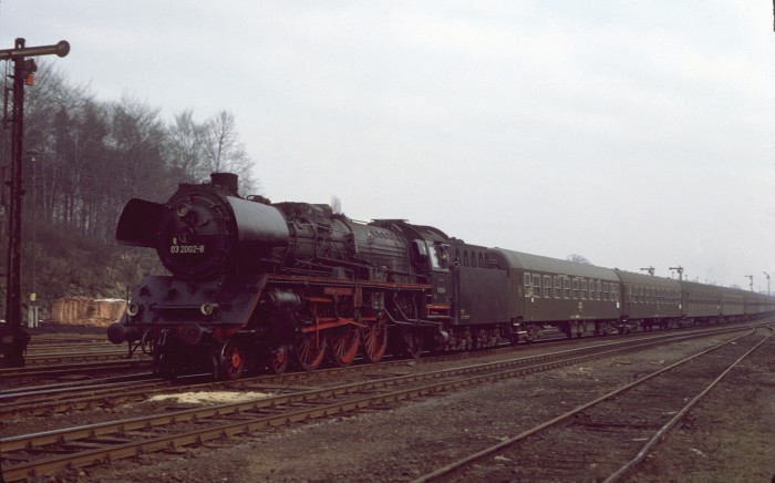 03 2002 mit D 488 durchfährt Dresden-Klotzsche, am 12.03.1977