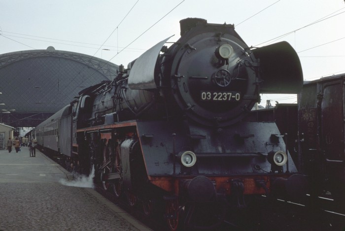 03 2237 vor D 488 in Dresden-Neustadt, 18.03.1977
