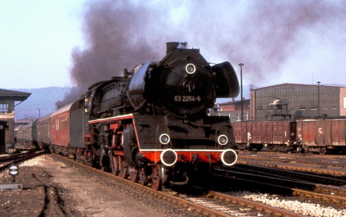 03 254 mit D-Zug einfahrend im Bahnhof Saalfeld, am 08.04.1978