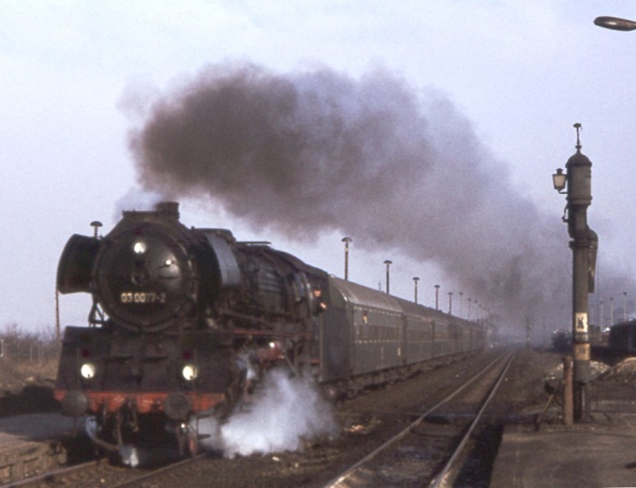 03 0077 mit D-Zug Richtung Berlin bei Angermünde, im April 1978