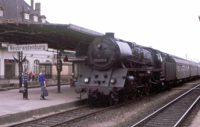 03 0090 mit D-Zug beim Halt in Neubrandenburg, am 06.06.1979