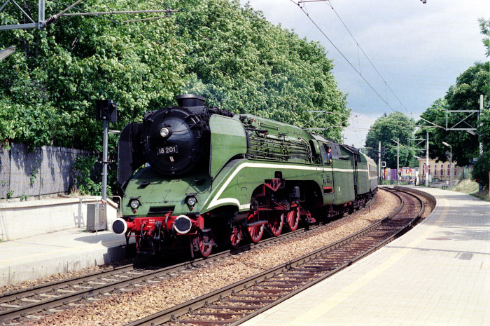 18 201 mit Sonderzug auf der Wiener Verbindungsbahn durchfährt den Haltepunkt Speising Richtung Westbahnhof, am 12.07.1993