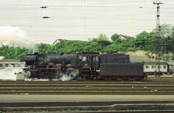 023 009 auf dem Weg vom Bw zum Bahnhof, Saarbrücken 15.05.1975