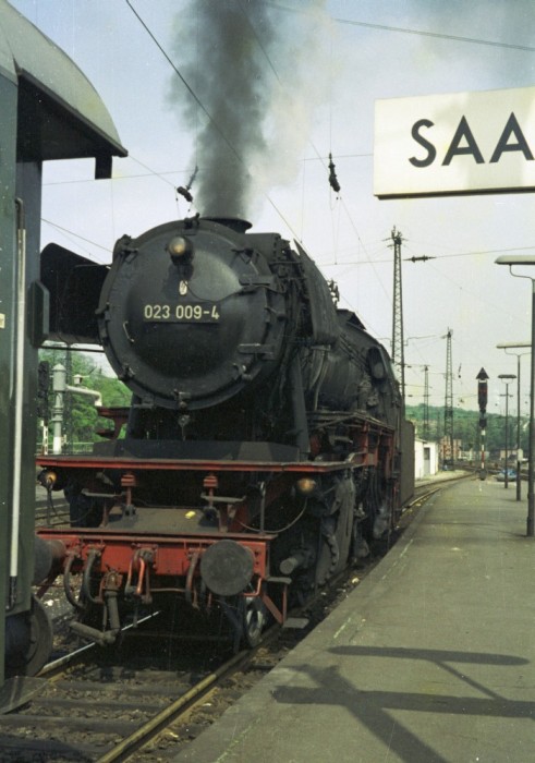 setzt am Zug an zum Ankuppeln, Hbf Saarbrücken am 15.05.1975