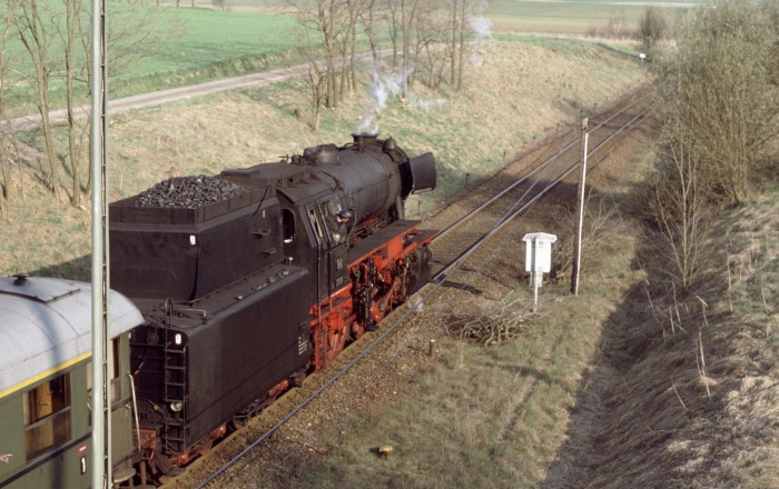 23 105 mit Sonderzug an der Ausfahrt aus dem Bahnhof Rot am See, 21.04.1996