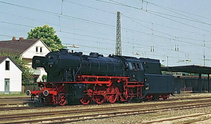 23 105 auf Drehfahrt im damals noch (fast) vollständig vorhandenen Bahnhof Stuttgart-West, fotografiert am 07.05.1988