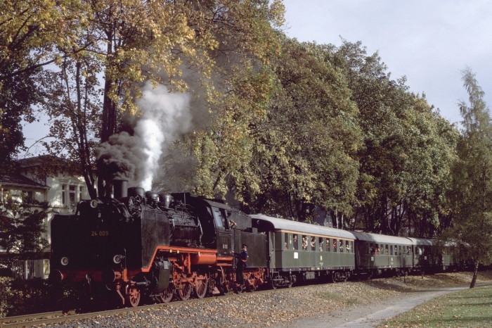 24 009 durchfährt den Einbecker Stadtpark, am 14.10.1979