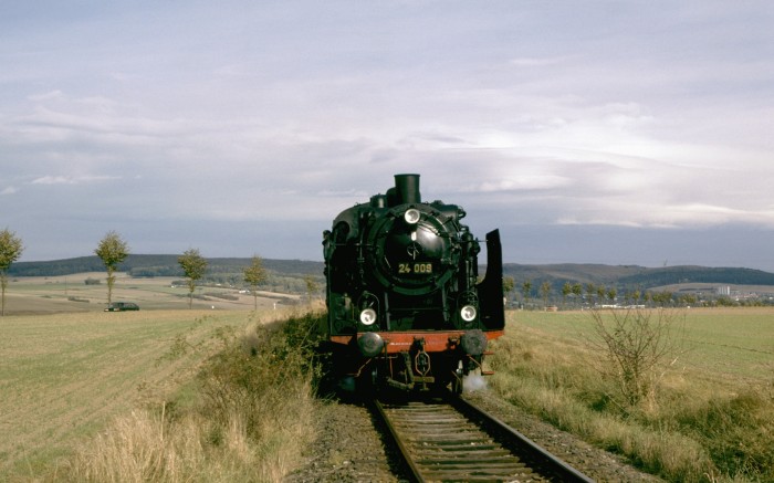 24 009 vor Juliusmühle (Ilmebahn Einbeck-Dassel), am 14.10.1979