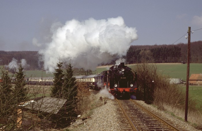 24 009 + 24 083 mit Rheingold-Sonderzug bei Iburg, am 05.04.1980
