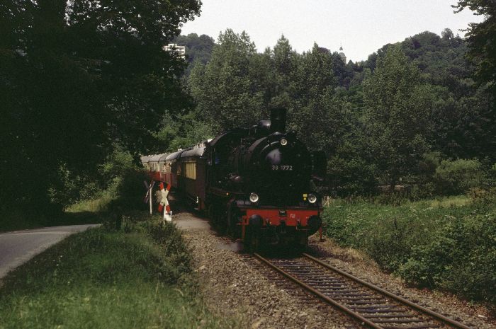 38 1772 mit Sonderzug auf der TWE,am Waldrand hinter Tecklenburg, 14:55h am 09.07.1983