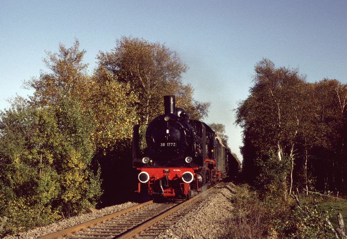 38 1772 mit Zug Buxtehude->Harsefeld, am 12.10.1986