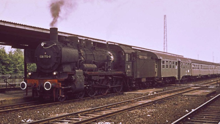 38 1772 (als 038 772) der DB mit Eilzug im Bahnhof Eutingen, im Februar 1973