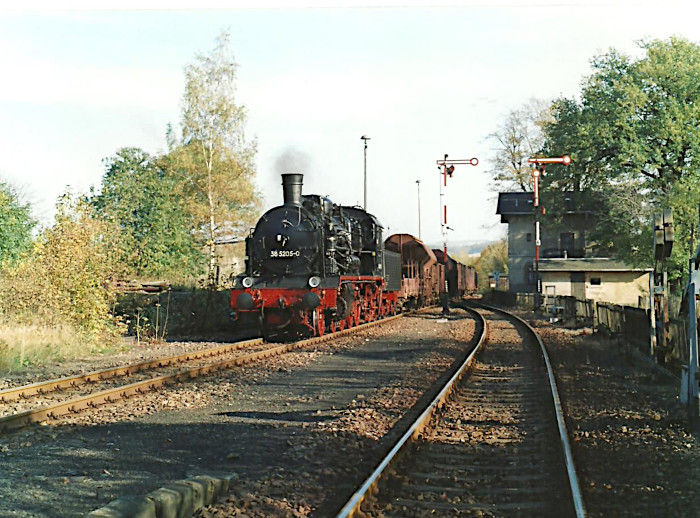 38 205 mit Sonder-Güterzug in Lößnitz oberer Bahnhof, am 14.10.1996