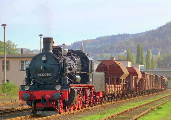 38 205 vor Foto-Güterzug Nr.81995 in Aue, um 14:30h am 14.10.1996