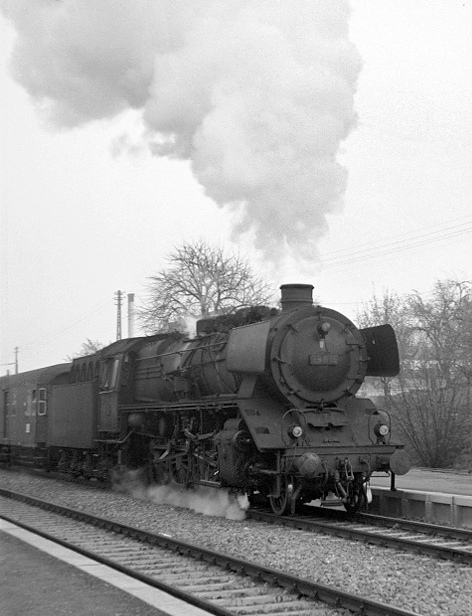 39 035 mit P 2740 bei Abfahrt im Bahnhof Schwaikheim, am 10.11.1964