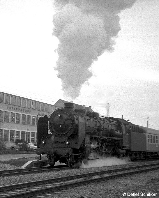 39 196 mit P 2751 bei Abfahrt im Bahnhof Schwaikheim, am 13.01.1965