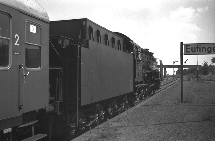 39 196 mit D 919 Richtung Stuttgart beim Halt in Eutingen, am 24.07.1966