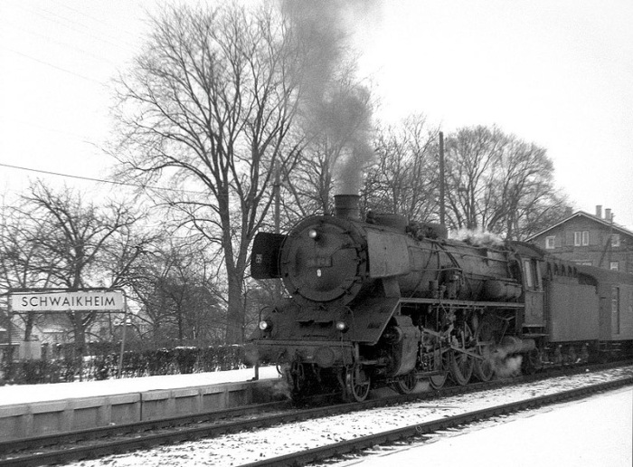 39 204 mit Personenzug 2740 Richtung Stuttgart beim Halt in Schwaikheim, am 20.02.1965