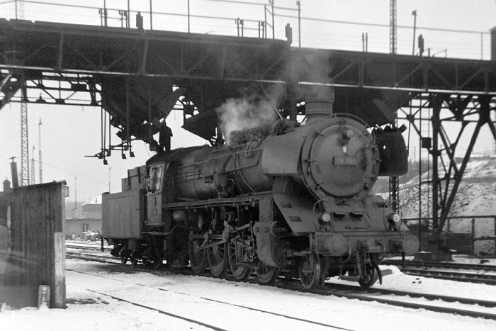 39 254 im Bahnbetriebswerk Stuttgart an der Bekohlungsanlage, am 19.02.1965