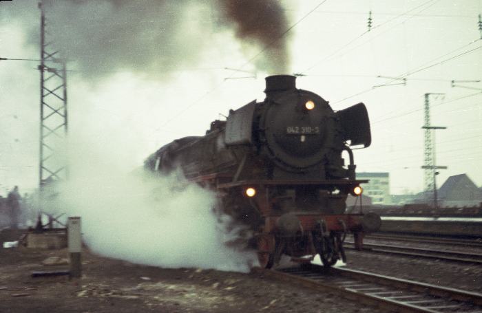 042 310 mit Güterzug Durchfahrt Rheine Pbf, am 20.03.1975
