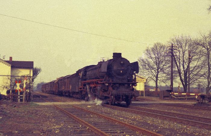 042 083 Durchfahrt Bahnhof Elbergen, am 22.03.1975
