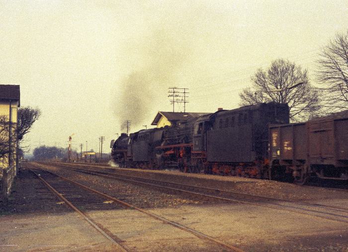 042 106 + 043 mit Kohlezug Durchfahrt Elbergen, am 22.03.1975
