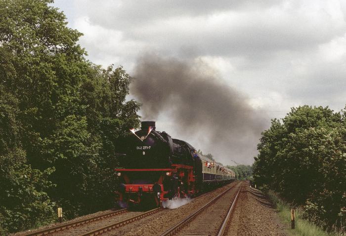 042 271 mit feierlichem (Saison-) Eröffnungszug für die Lokomotive aus der Heimatstadt des Vereins heraus, auf der Rampe zur Hochbrücke Rendsburg, am 22.06.1991