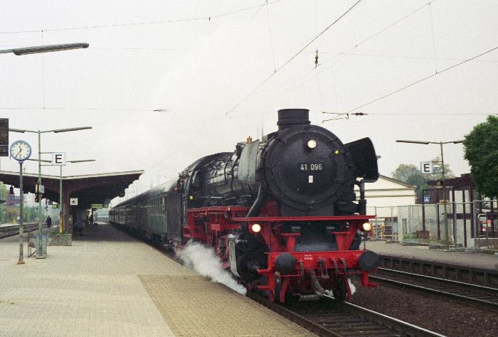 41 096 mit Sonderzug auf Überführungsfahrt nach Hamburg fährt durch den Bahnhof Lüneburg, September 1996