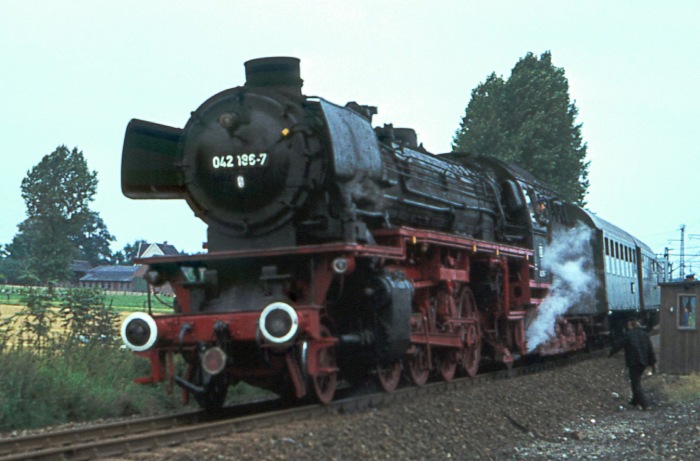 042 186 stellt einen der Sonderzüge im Rahmen des Dampf-Abschieds-Festes nahe dem Bw Rheine bereit, am 10.09.1977