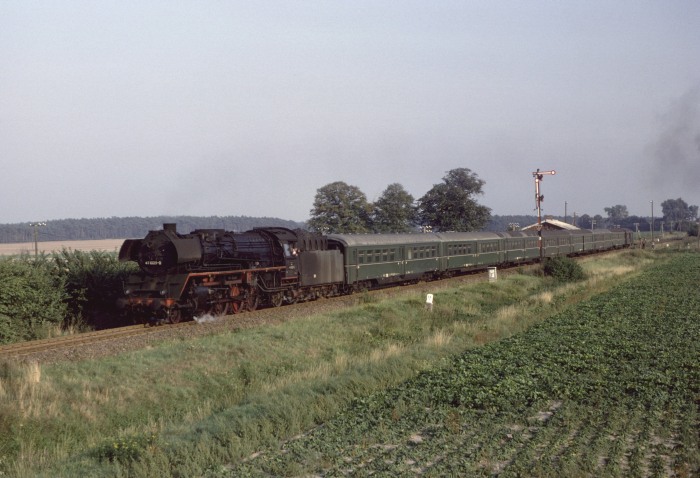 41 1025 mit P 6454 hinter Abfahrt Wegenstedt, 14.09.1982