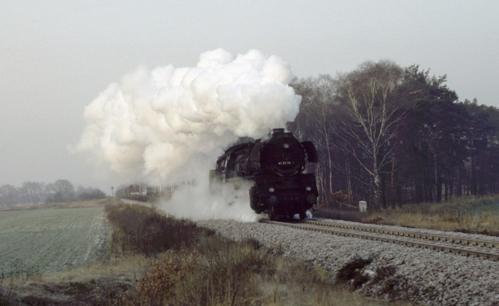 41 1079 mit Güterzug Ng 62731 nach Magdeburg, hinter Miesterhorst, um 9:26h am 02.12.1982